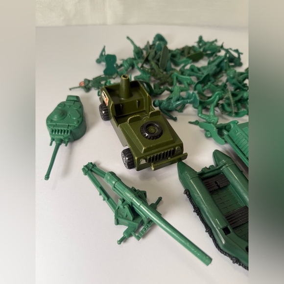 Vintage Green ARMY MEN Soldiers Green /light Green Mix 61 Piece 55 Men - Picture 2 of 8